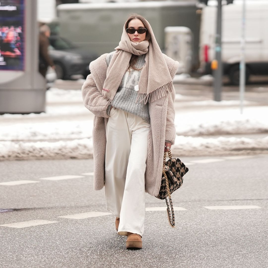 Cómo llevar vaqueros blancos en invierno según las alemanas que más saben de moda