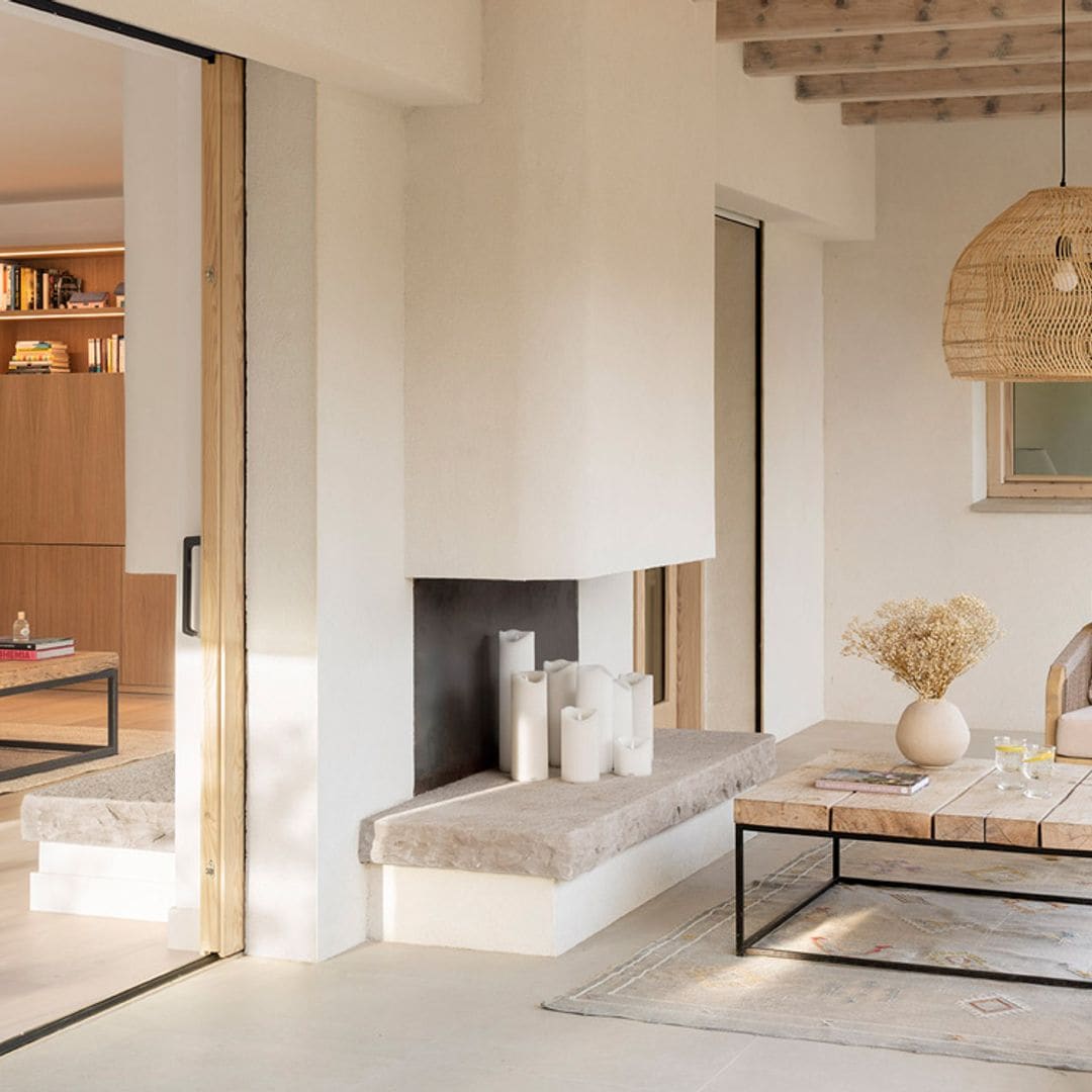 ¡Ganas de compartir! Una luminosa vivienda en Ibiza de estilo 'slow' con infinidad de salones