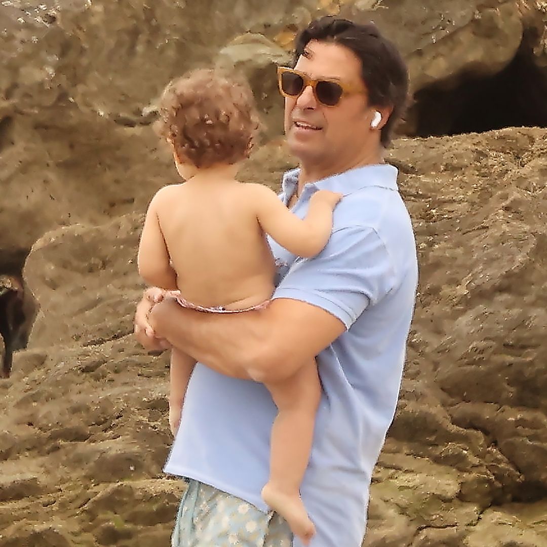EXCLUSIVA. El primer día de playa de Nicolás, el hijo pequeño de Lourdes Montes y Fran Rivera: las fotos más divertidas en familia
