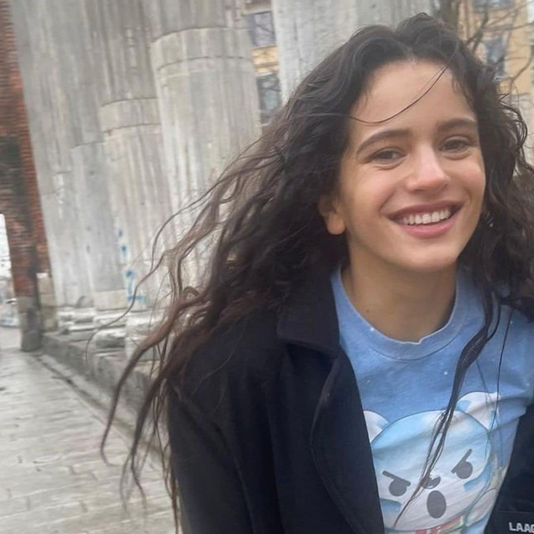 Rosalía viaja a Milán con los zapatos de pelo con los que revolucionó Nueva York