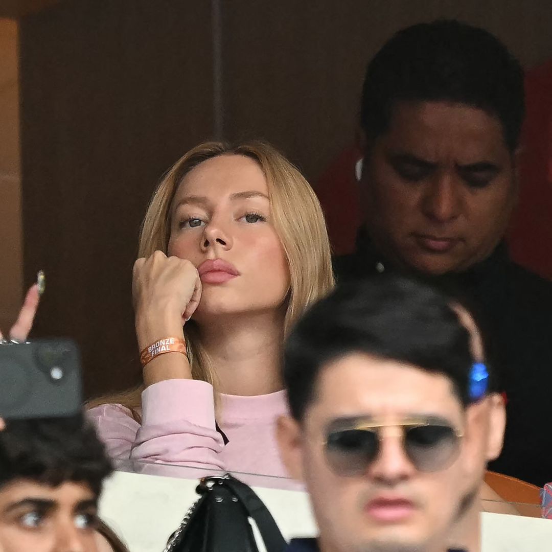 Ester Expósito acude por fin al Mundial y lo hace el último día, arropando a Kylian Mbappé tras su dolorosa derrota de despedida