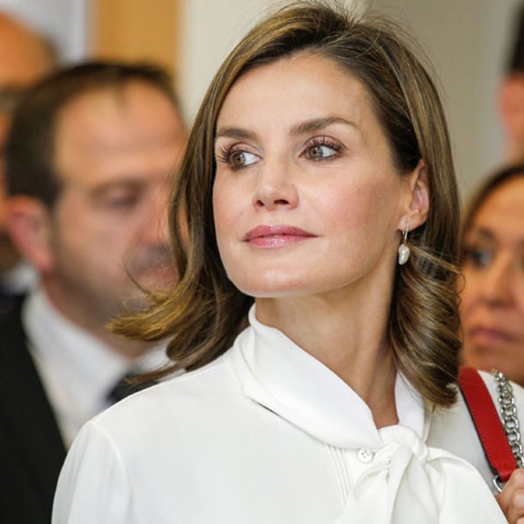 Un bolso de Zara y su nueva blusa blanca, el curioso look de la reina Letizia