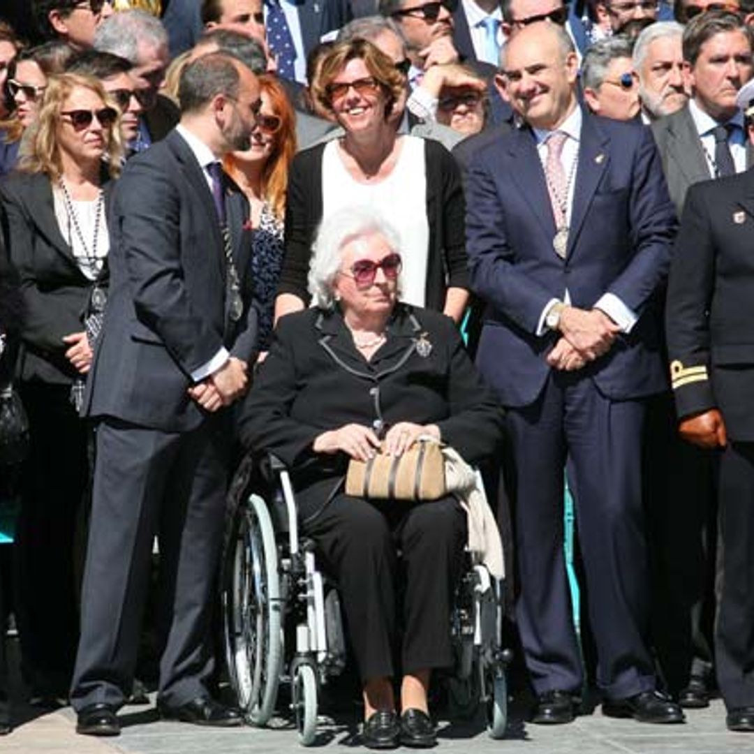 Doña Pilar de Borbón, en silla de ruedas o con muletas, no se pierde las procesiones de Semana Santa
