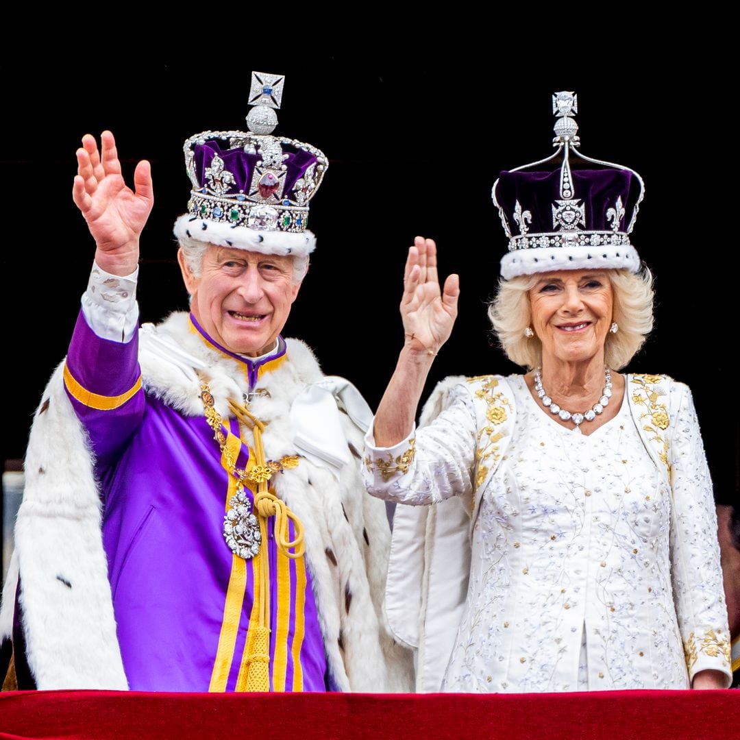El rey Carlos III y la reina Camilla celebran dos años de su coronación con nuevos retratos
