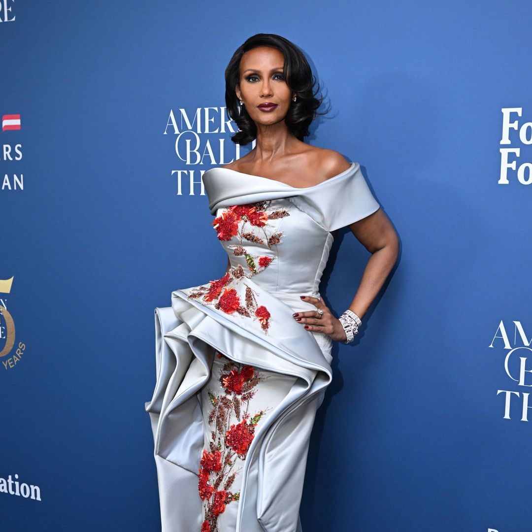 El vestido de costura que la supermodelo Iman (70) lleva mejor que una chica de 20 en el ballet de Nueva York