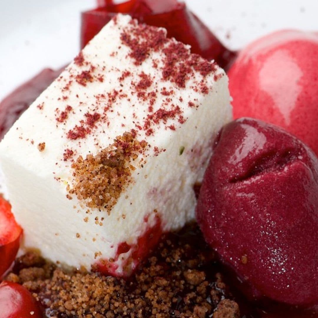 Tarta de queso con helado de remolacha y fresa