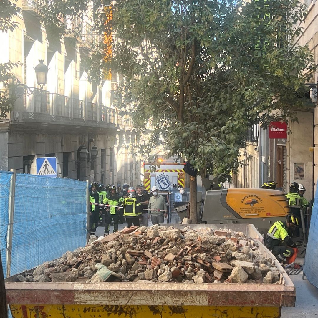 En vídeo, se derrumba un edificio en obras en pleno centro de Madrid y se buscan desaparecidos