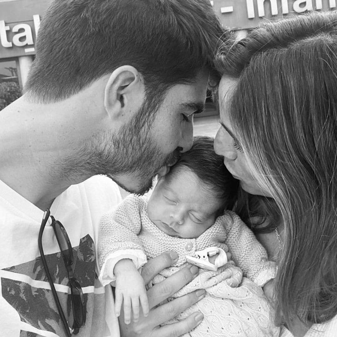 La alegría de Lucía Villalón al irse a casa con su bebé tras 25 días en el hospital