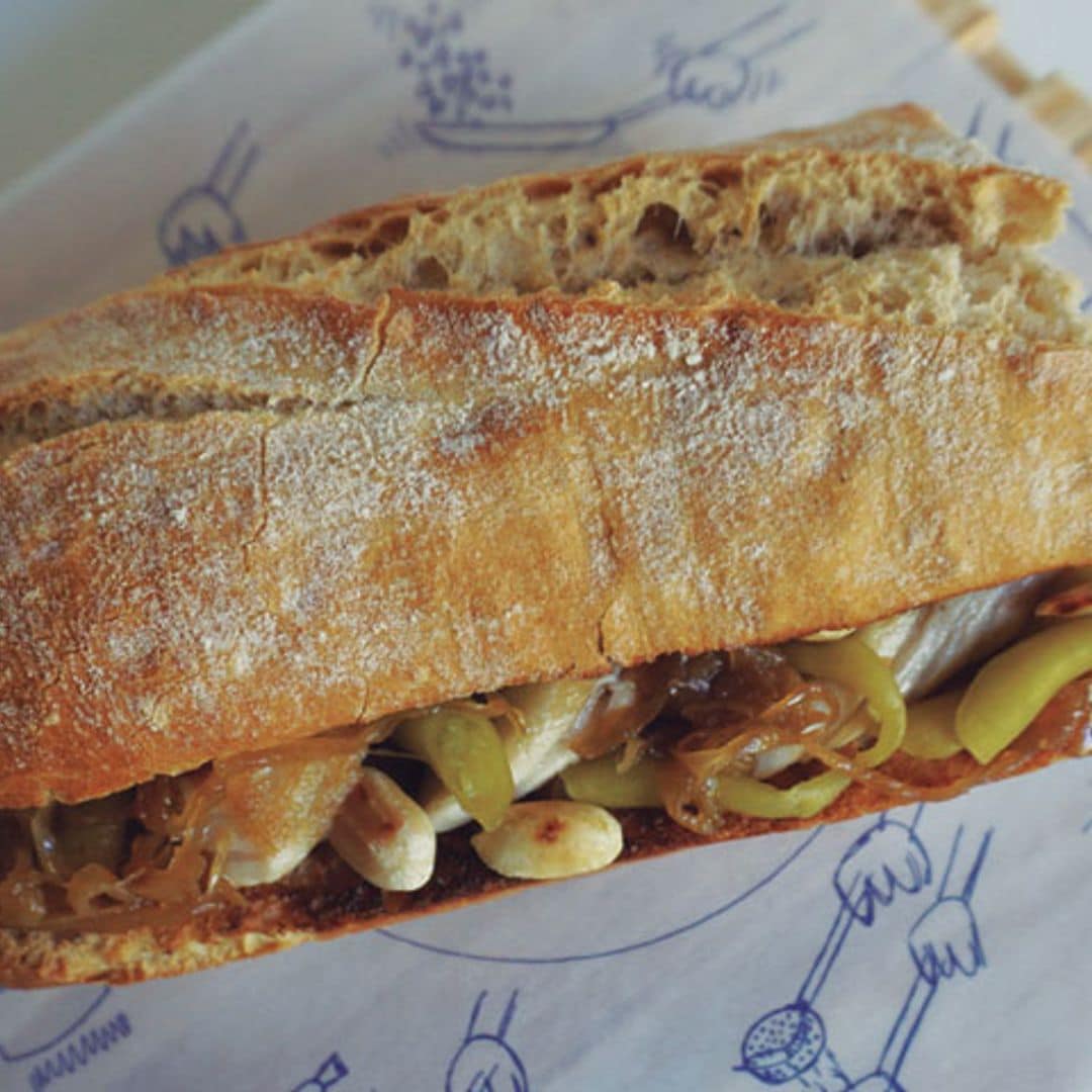 Bocadillo de ventresca, guindillas y cacahuetes