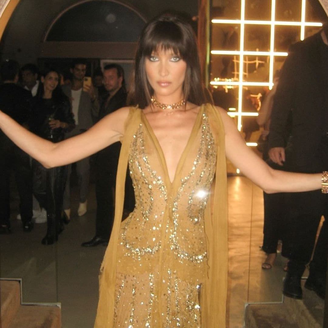48 horas con Bella Hadid en Dubái: cambio de look exprés, posado en la playa y vestidos 'vintage'