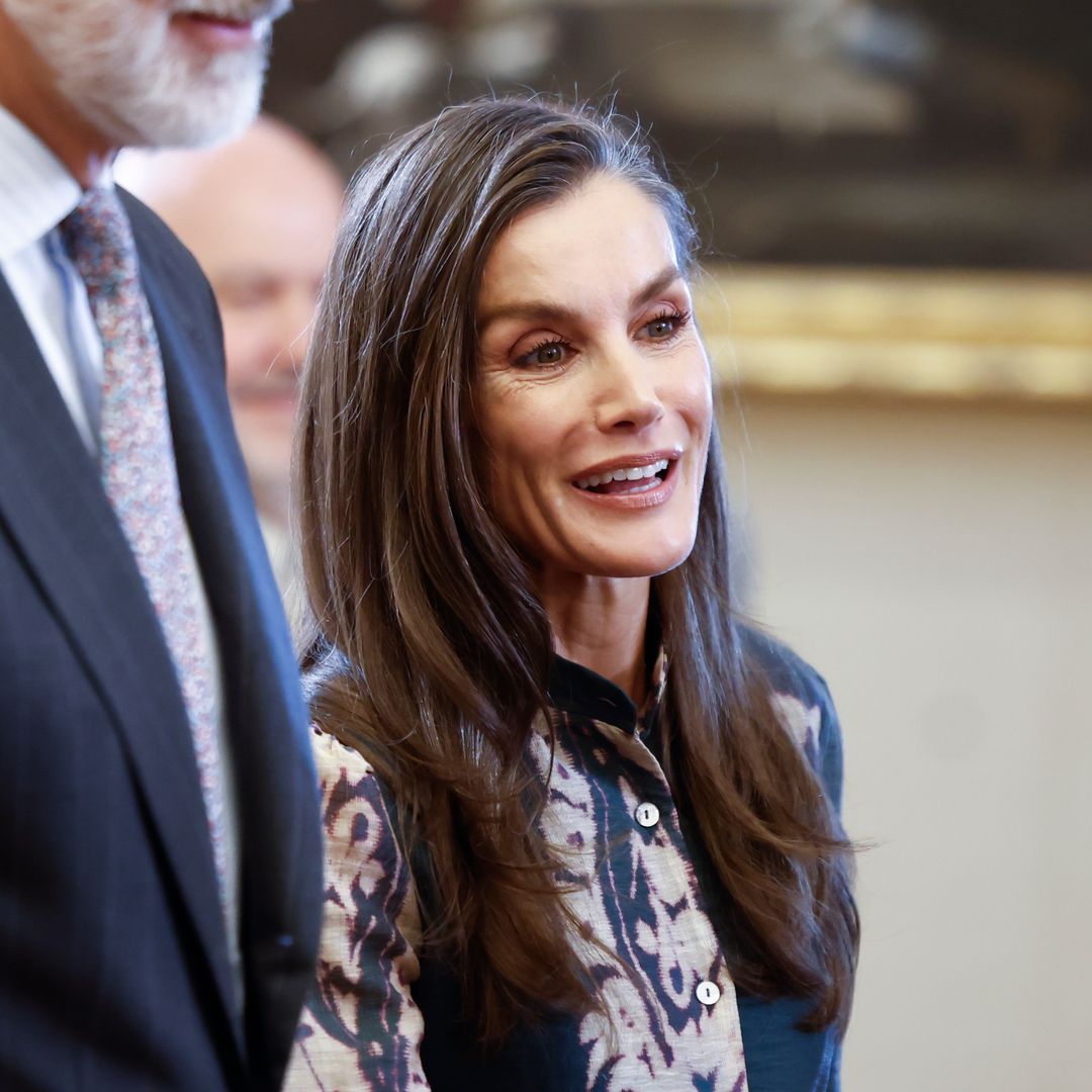 La reina Letizia estrena un vestido español antes de la final del Mundial: un diseño de lino en verde esmeralda que acentúa su cintura