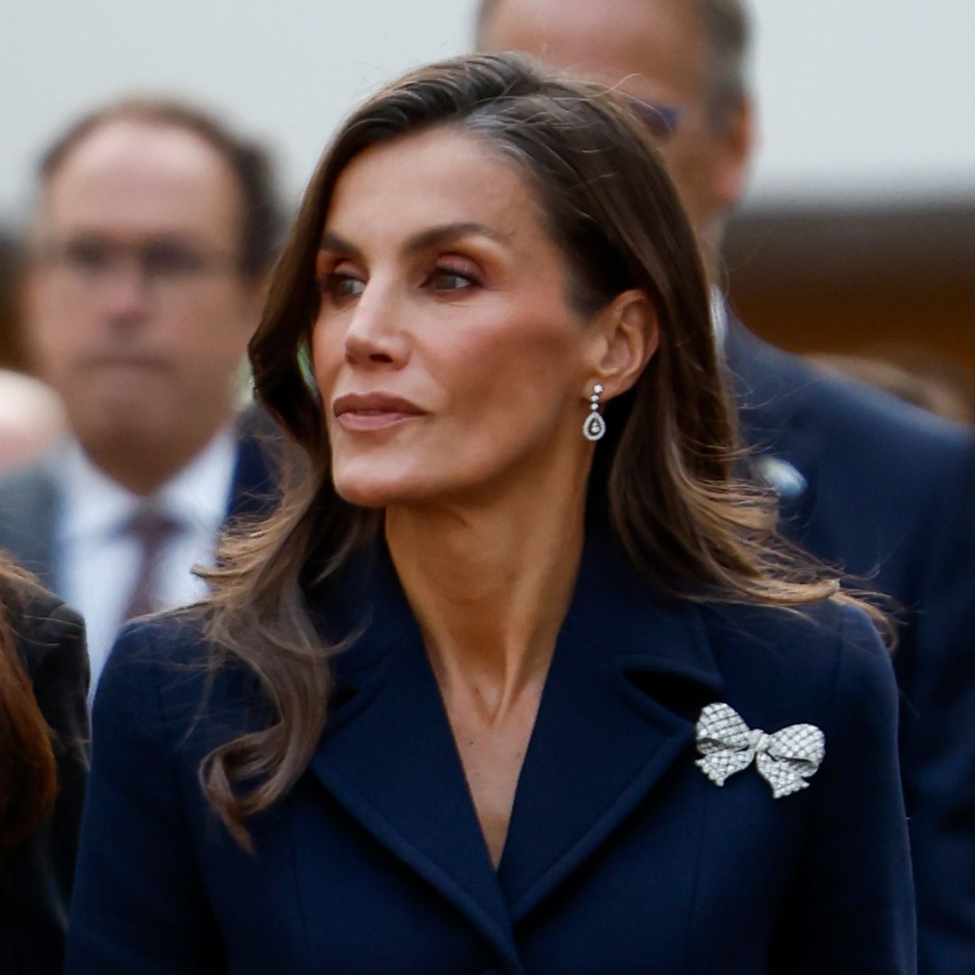 La reina Letizia desempolva el broche lazo de diamantes: el homenaje a doña Sofía con una de sus joyas más especiales