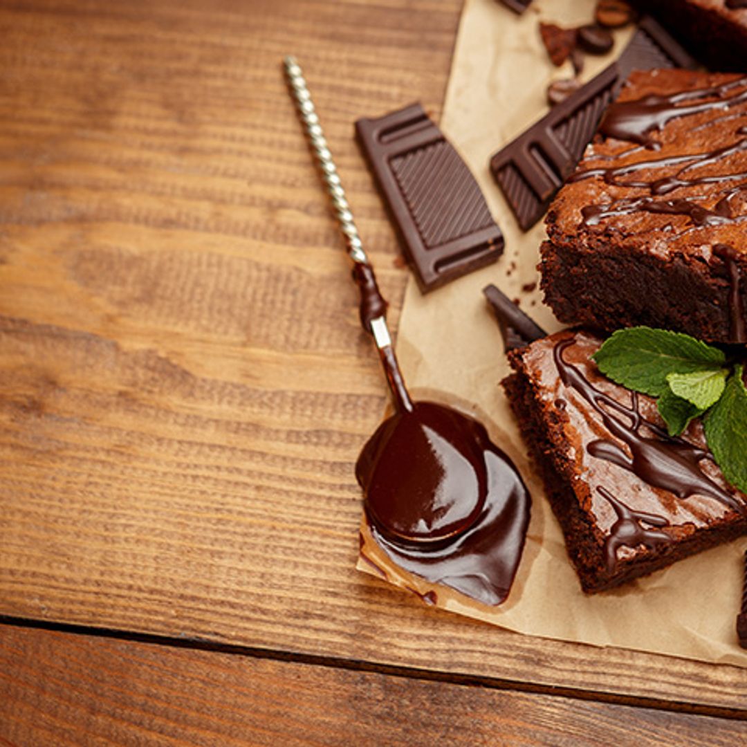 Postre deliciosos, invitados contentos: Prueba este 'brownie' de dos chocolates