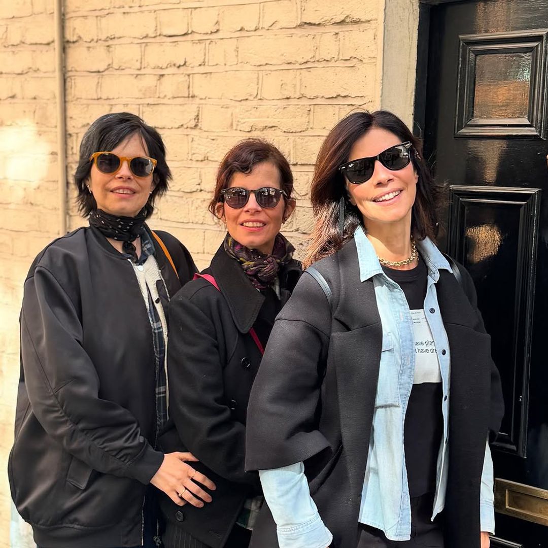 El divertido viaje de Maribel Verdú a Londres con su marido, Pedro Larrañaga, y sus dos hermanas