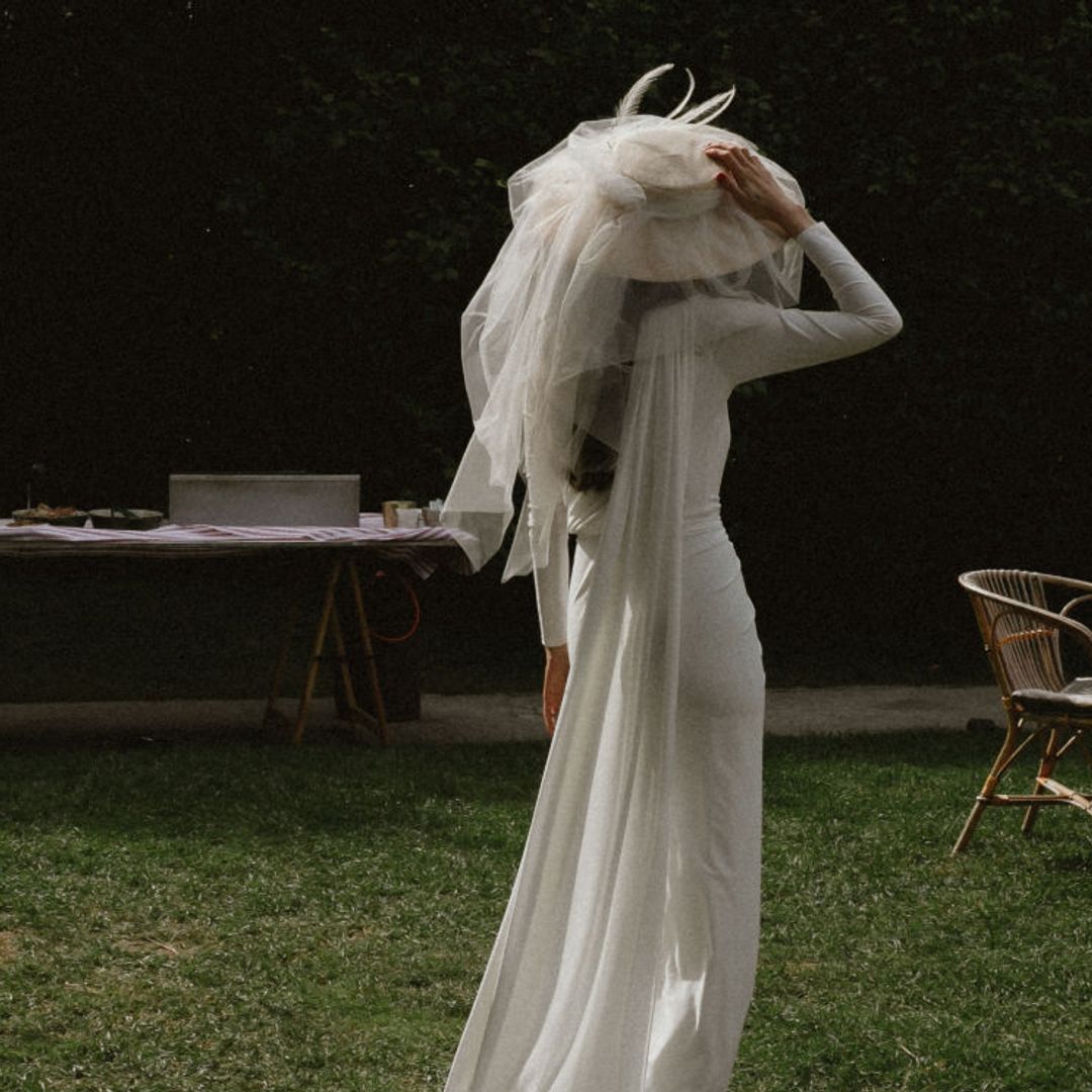 La boda de Laura, la novia del vestido drapeado y la pamela que cambió Madrid por Santander