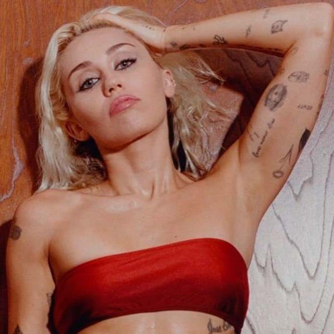 Miley Cyrus posa espectacular con un bikini 'vintage' para celebrar el nuevo récord de 'Flowers'