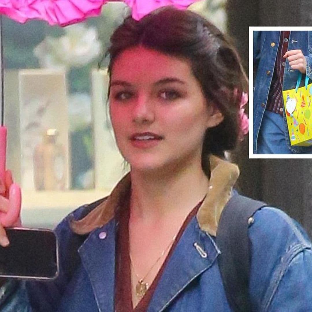 Bajo la lluvia y con regalos en mano, Suri Cruise celebra sus 18 años en Nueva York