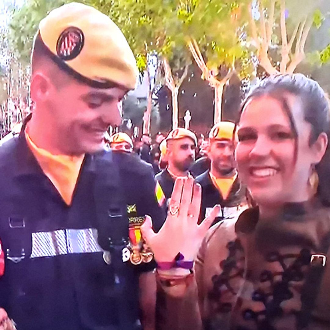 Pedida de mano en directo durante el desfile del 12-0: un militar del la UME y su novia protagonizan el romántico momentazo