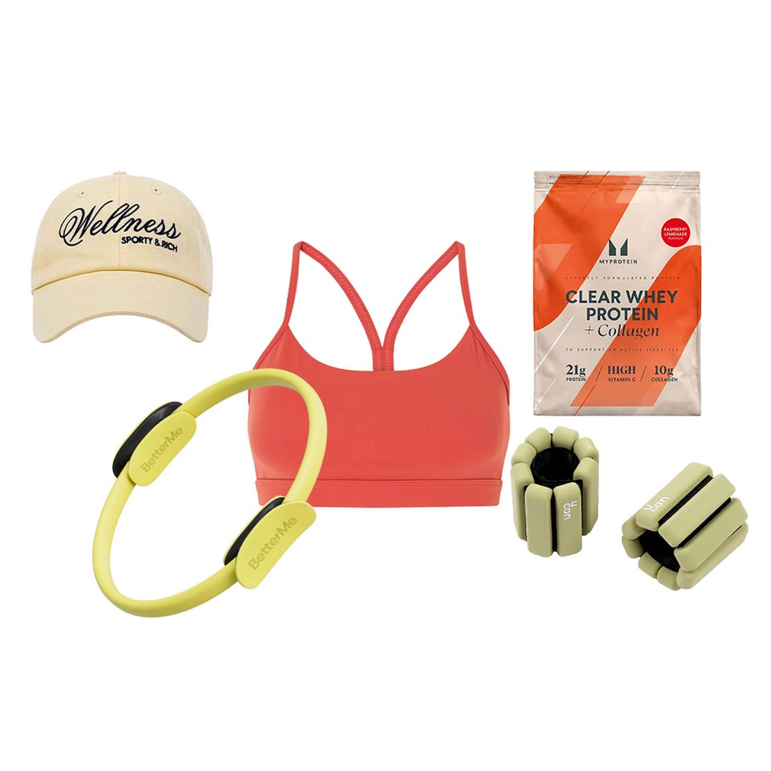 GORRA (75 €), de Sporty & Rich. ANILLO TONIFICADOR (45 €), de BetterMe. TOP deportivo (60 €), de Varley. PROTEÍNA EN POLVO Clear Whey Protein + Collagen (25 €, 500 g), de Myprotein. PESOS para los tobillos de 1 kg (35 €), de Ucan