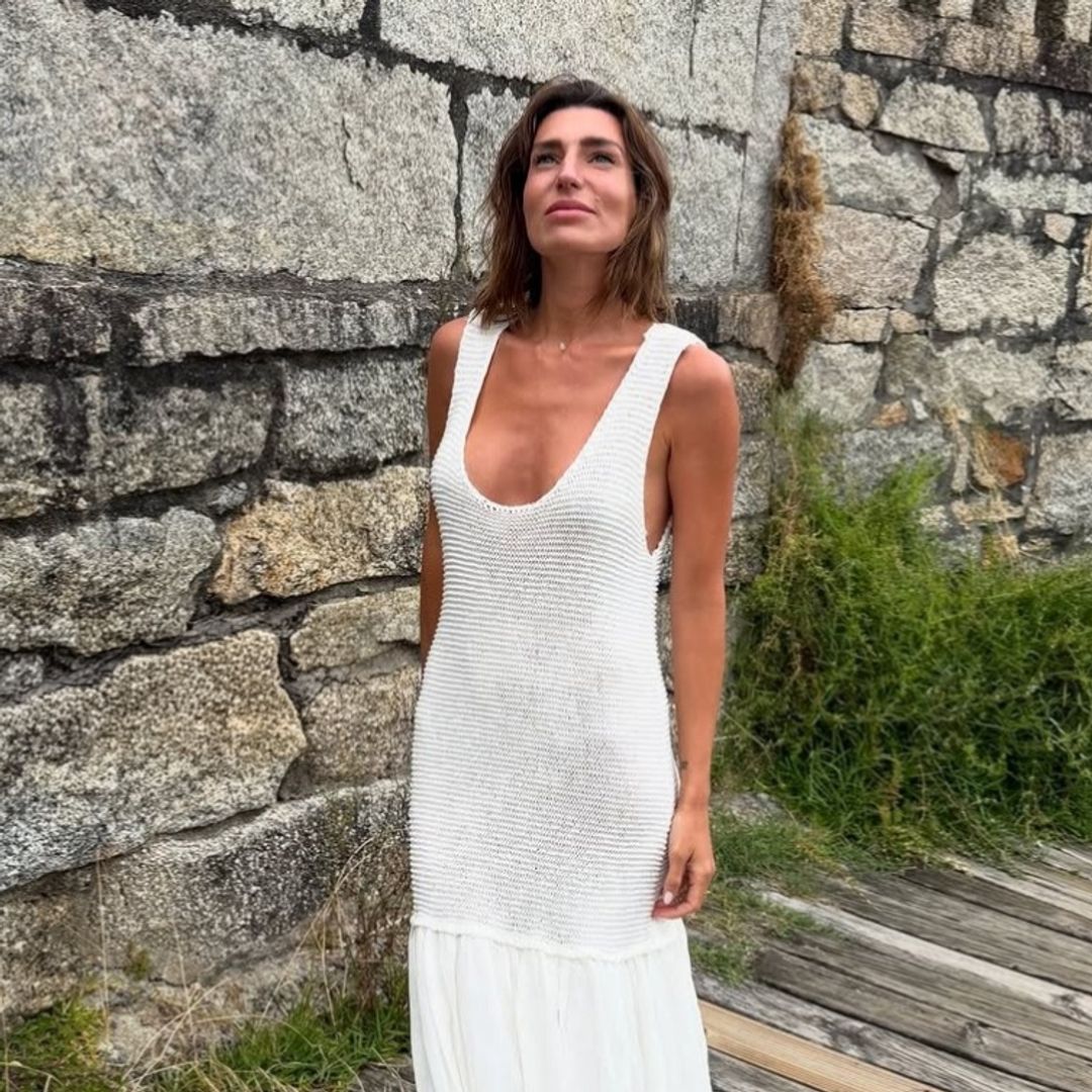 Eugenia Osborne encuentra el vestido blanco perfecto para el verano: de lino, con tirantes y tan cómodo como elegante