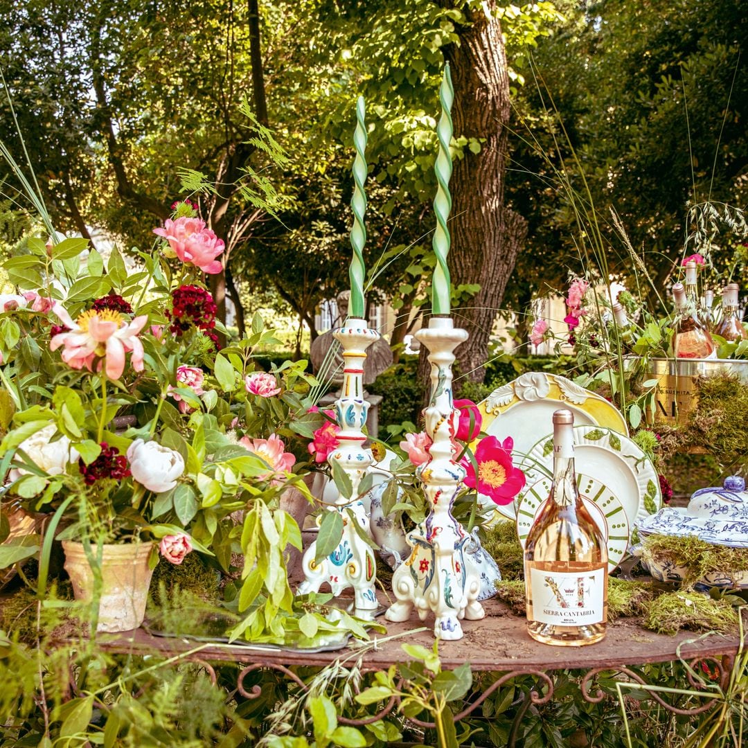 La mesa del invernadero, con algunas de las piezas de la nueva colección, que incluye vajillas de cerámica artesana portuguesa pintadas a mano con relieve de frutas, flores y rayas; bustos, y bandejas lacadas que recrean un mundo animal