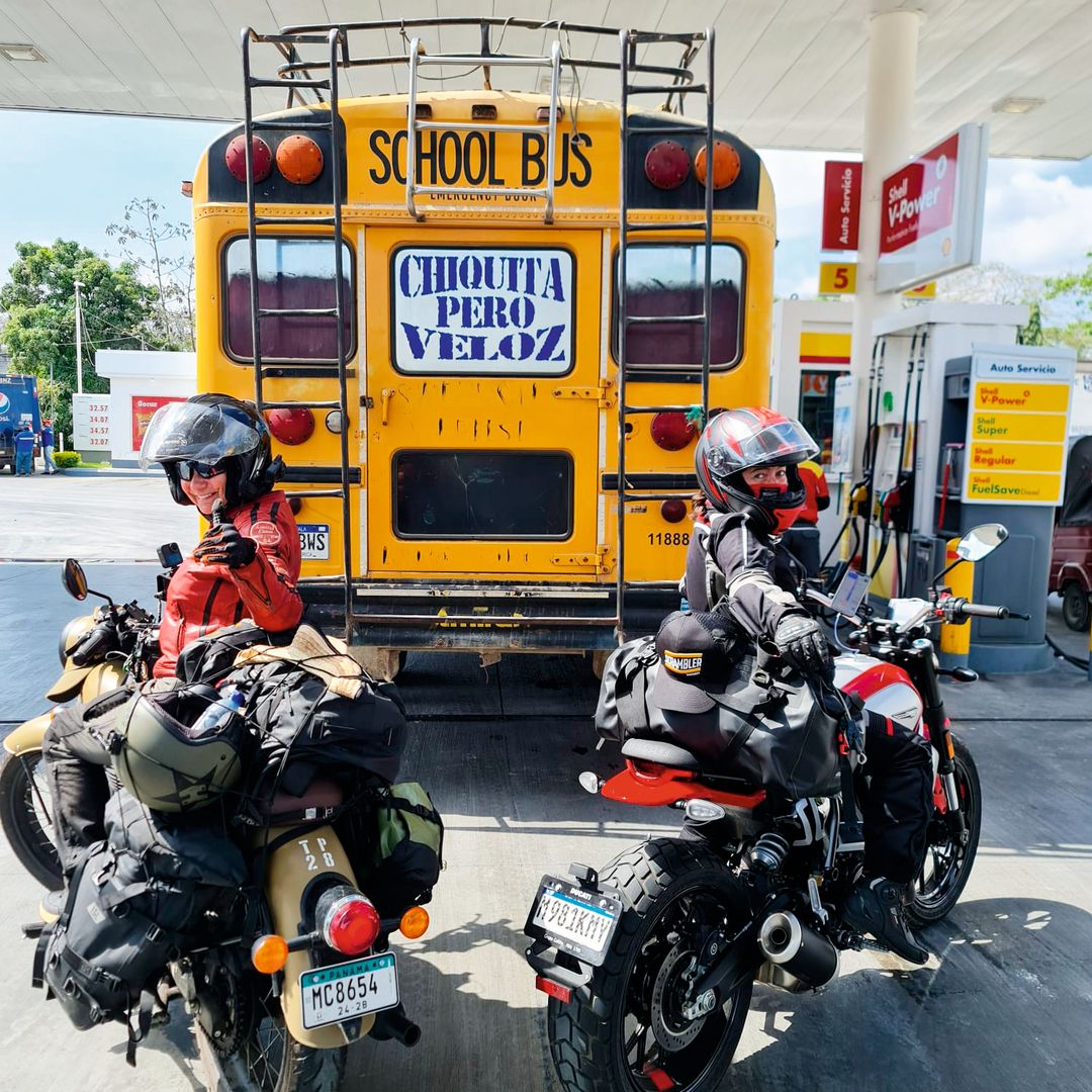 La aventurera Alicia Sornosa junto su amiga Marcia durante su viaje en moto por Guatemala.