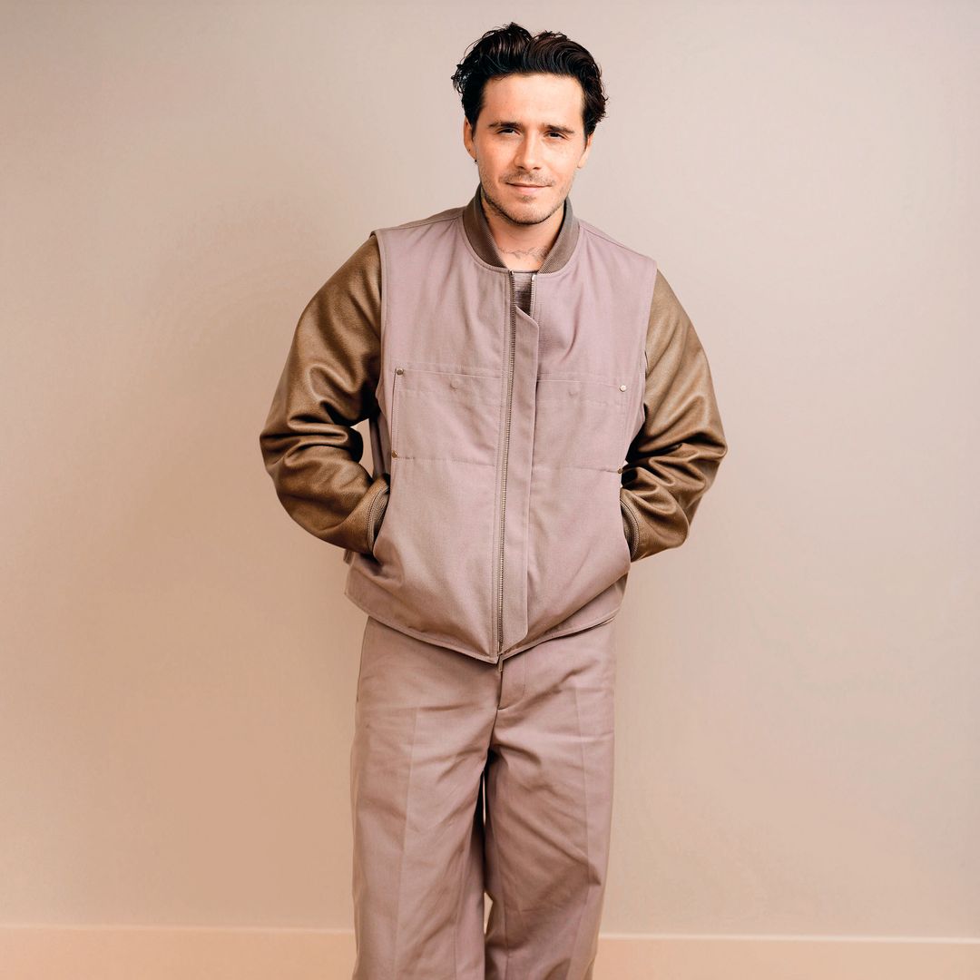 Brooklyn Beckham habla con ¡HOLA! de su nueva faceta como piloto de Fórmula E: 'Nos ha unido a mi padre y a mí'