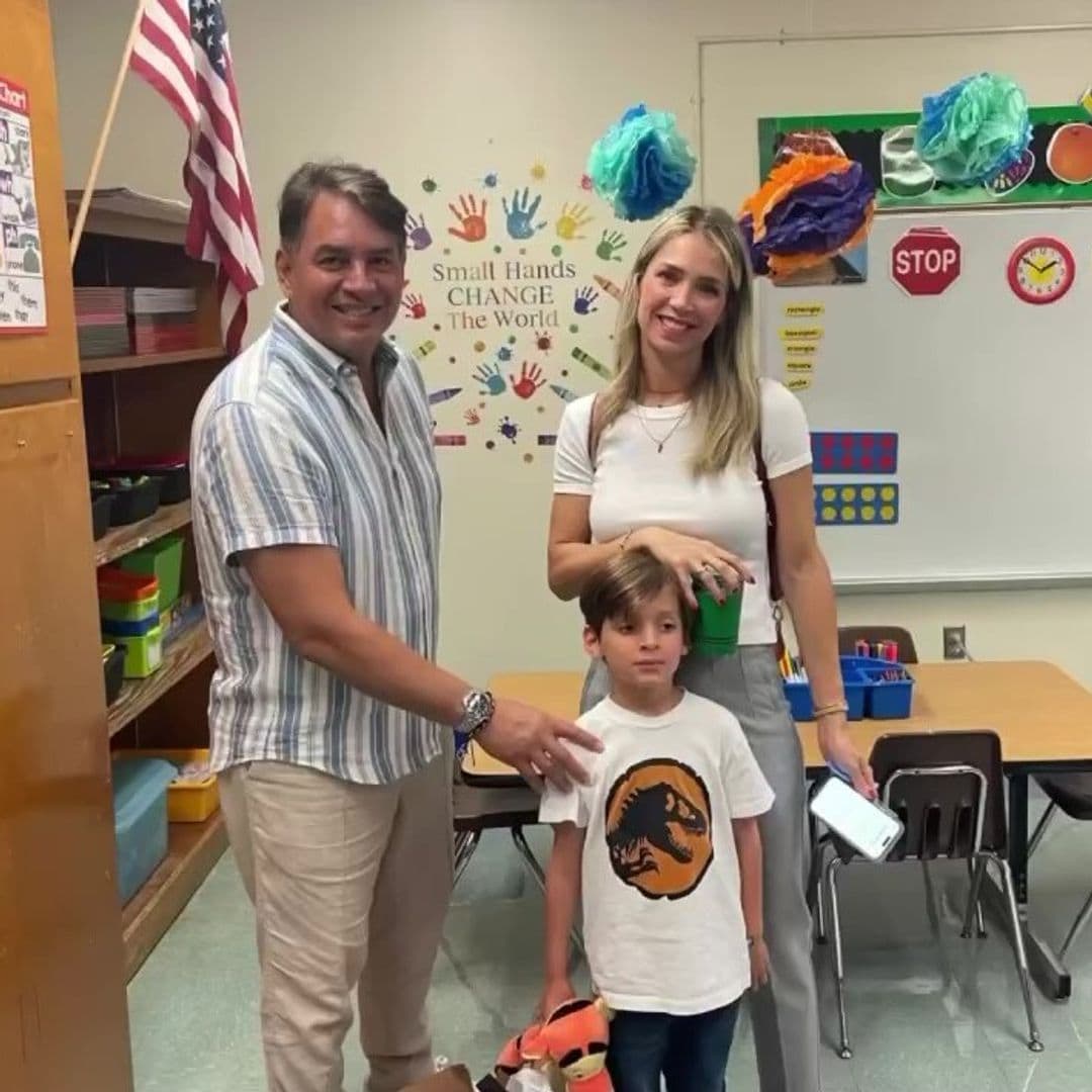Emocionados, Daniel Sarcos y Alessandra Villegas acompañan a su hijo en su nueva etapa escolar