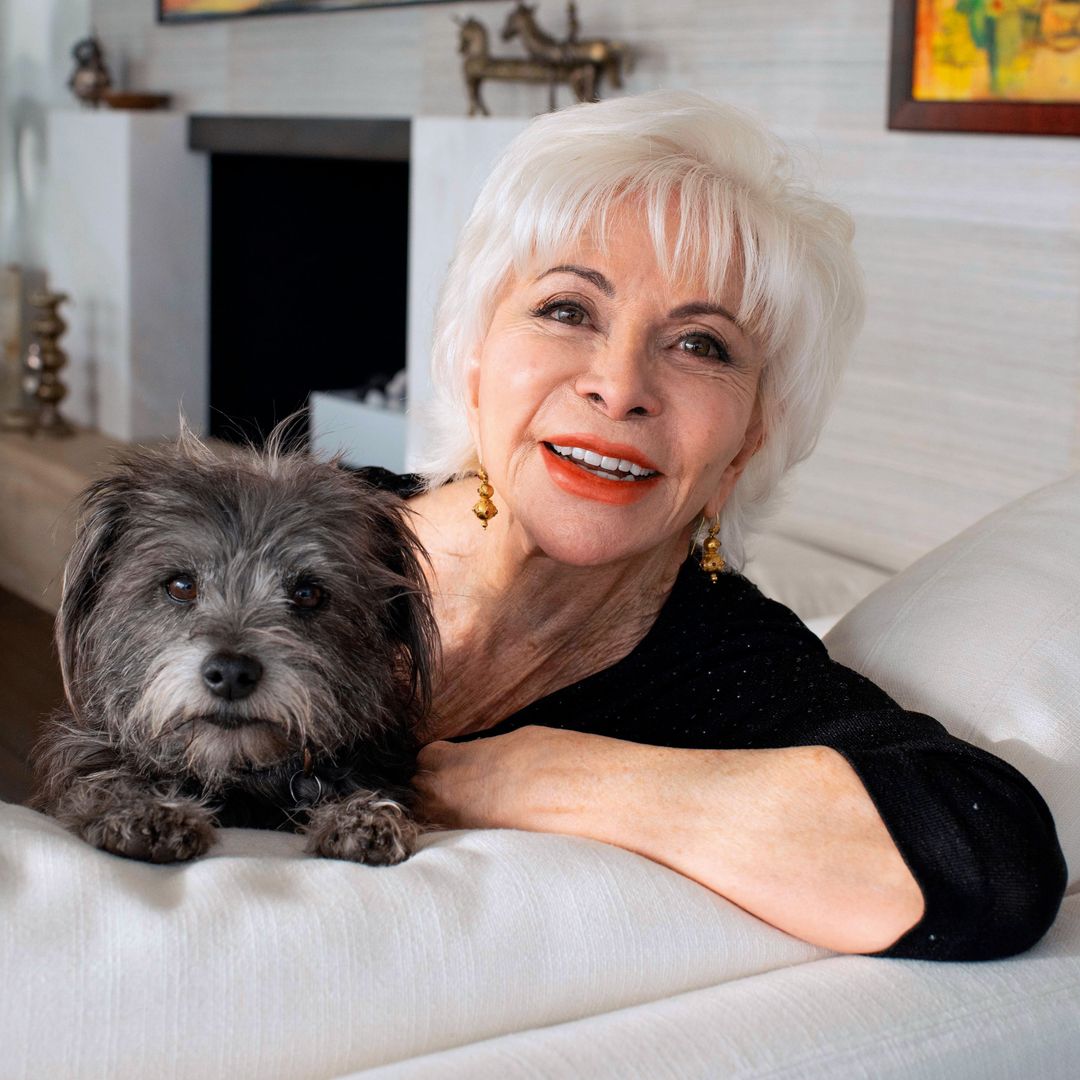 Isabel Allende junto a su querida mascota