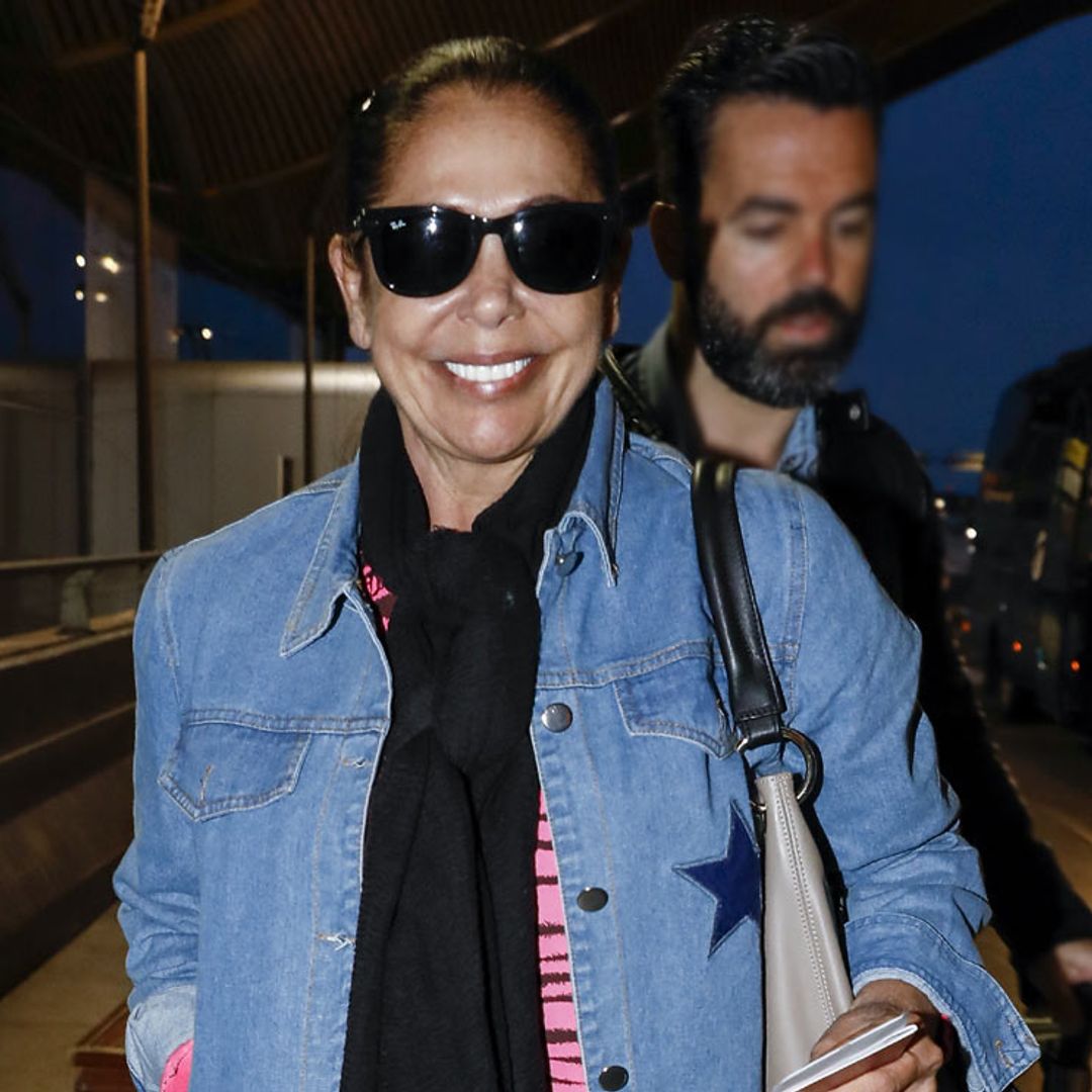Feliz y con ganas: Isabel Pantoja pone rumbo a Honduras con el equipo de 'Supervivientes'