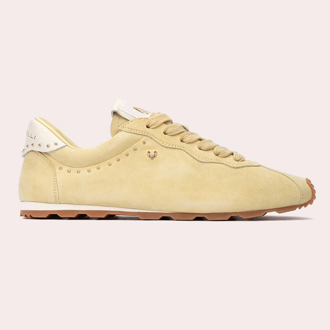 Unas zapatillas color mantequilla