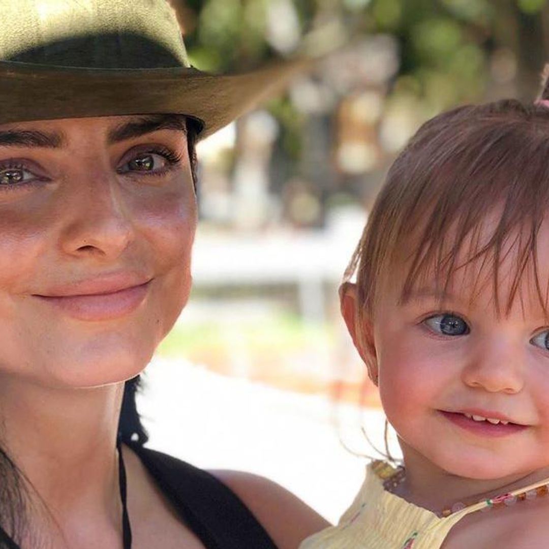 Aislinn Derbez viaja sin su hija por primera vez