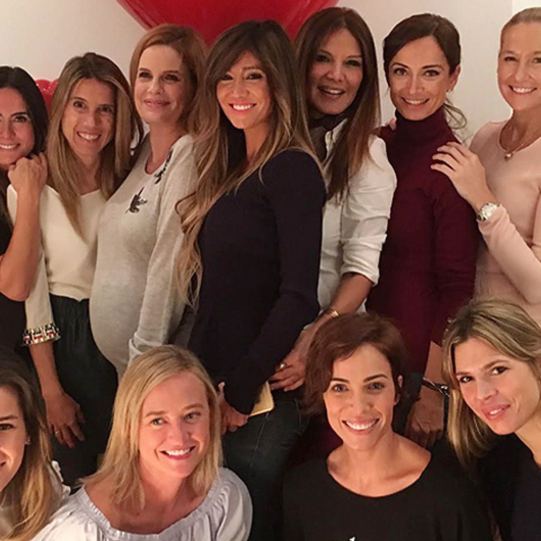 Un anillo, rosas blancas y mucha emoción, la 'baby shower' de Olivia de Borbón