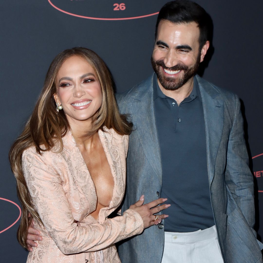 Jennifer Lopez y Brett Goldstein en un evento de Netflix en Nueva York el 13 de mayo de 2026
