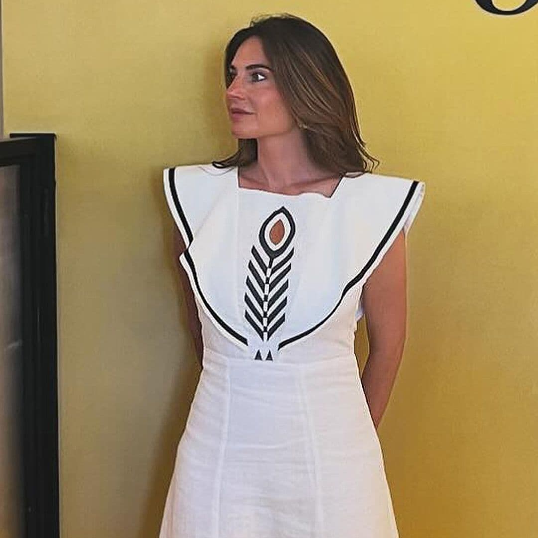 Lourdes Montes, la invitada perfecta en Jerez con vestido sevillano de lino y calzado cómodo