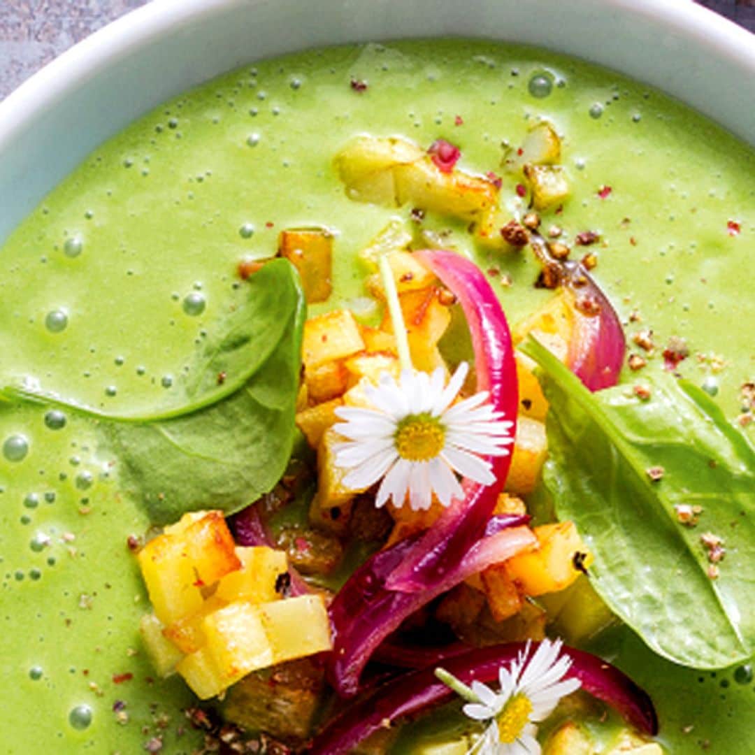 Gazpacho de acederas con guarnición de patatas fritas