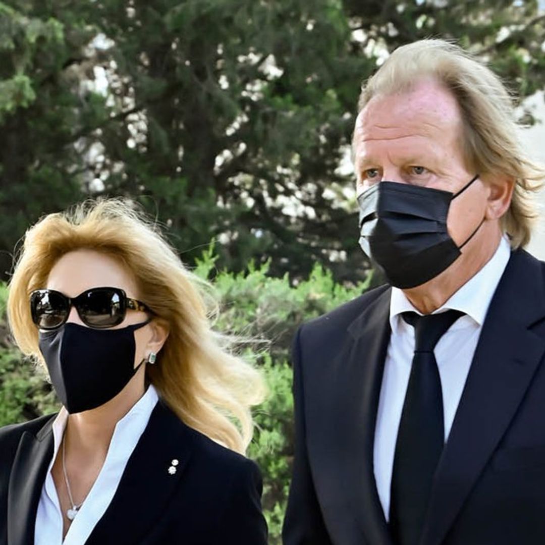 Norma Duval despide entre lágrimas a su madre, acompañada de sus hijos y de su pareja, Matthias Kühn