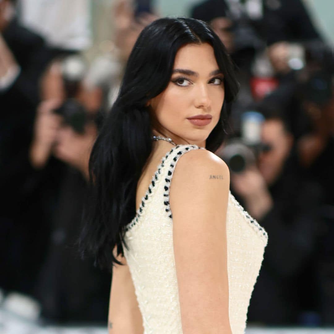 Consigue una mirada de impacto con la técnica 'pestañas araña' de Dua Lipa