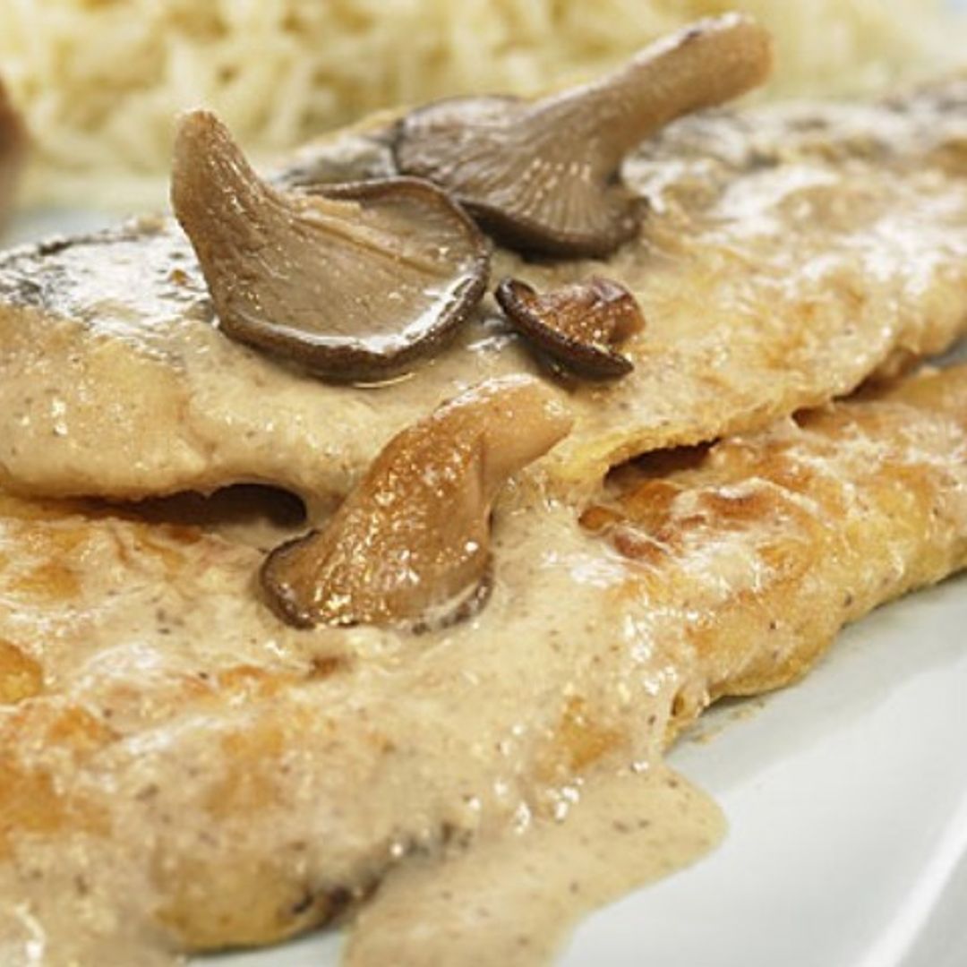 Merluza con salsa de setas de cardo