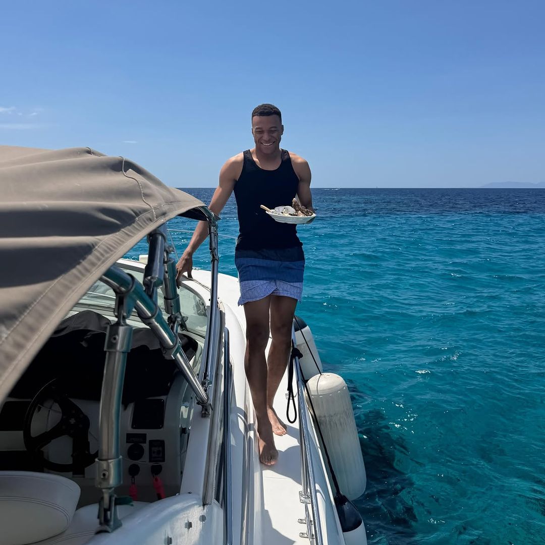 Mbappé a bordo de un barco