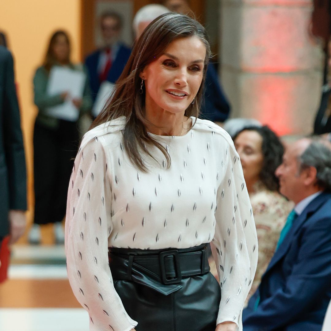 La reina Letizia rescata una blusa que no se ponía desde 2018 con una rompedora falda de cuero en Madrid