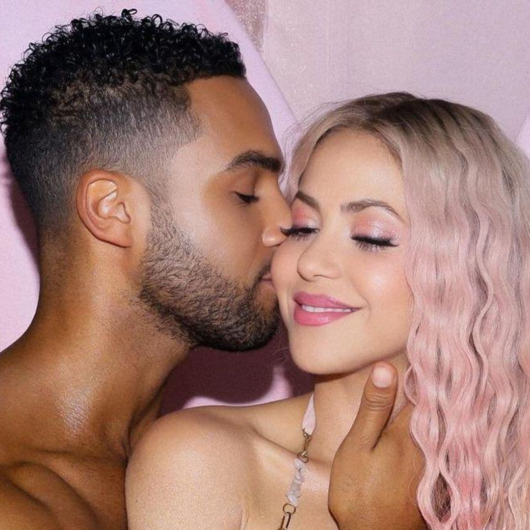 Shakira enciende las redes con su posado al lado del actor Lucien Laviscount