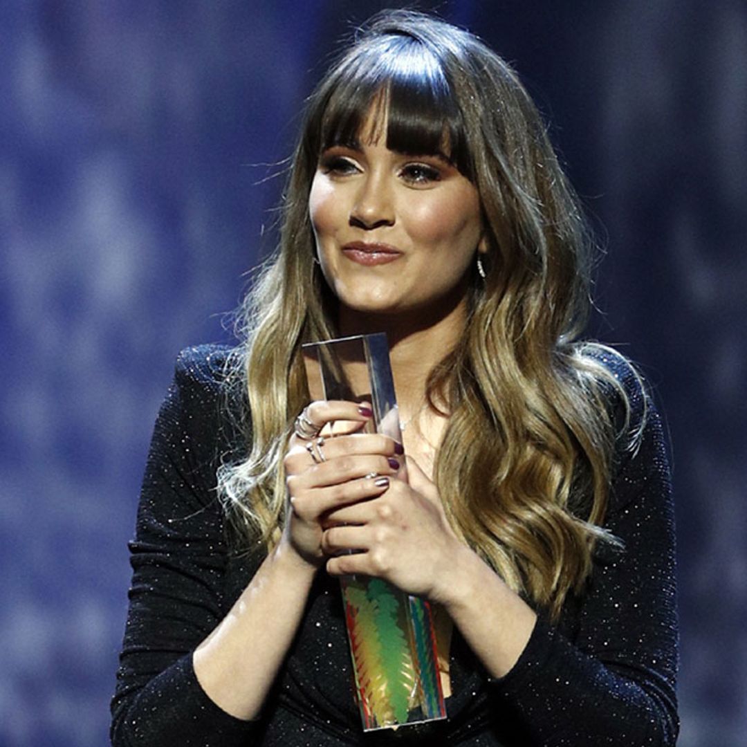 ¡El amor está en el aire! Aitana le dedica un premio (y 'todo') a Miguel Bernardeau