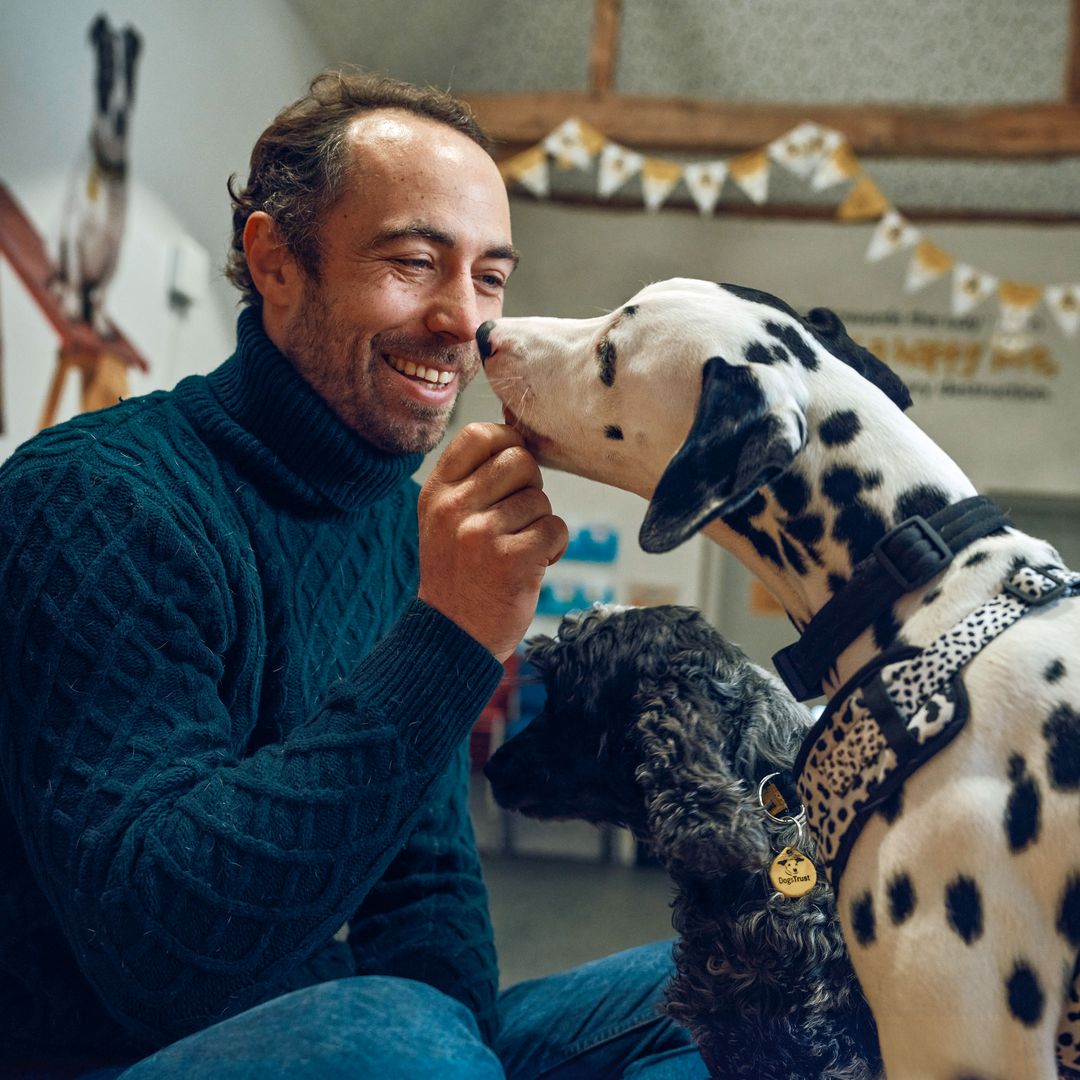 James Middleton, junto con  uno de sus perros de raza dálmata
