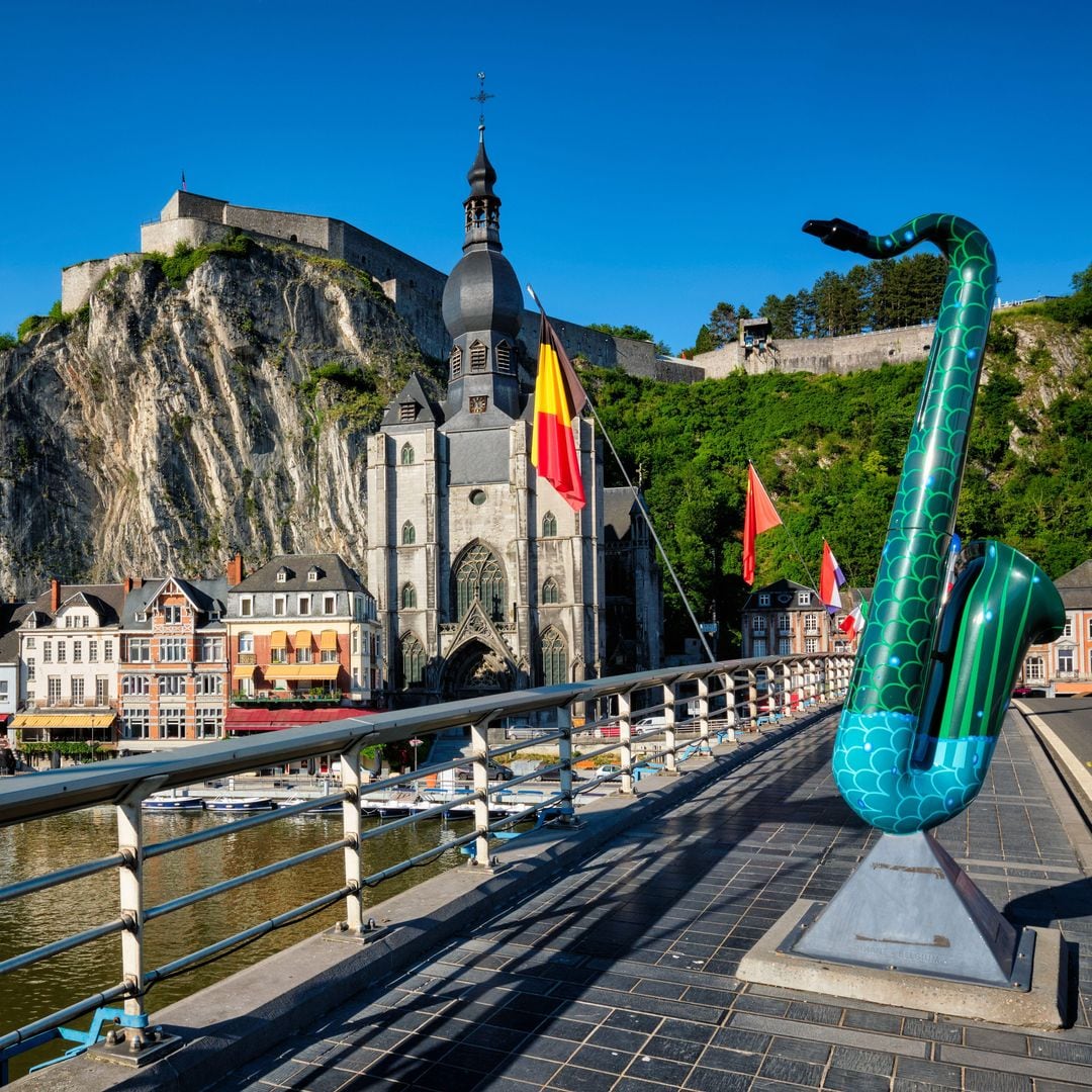 Saxofón en el puente de la ciudad de Dinant, sobre el río Mosel, Bélgica