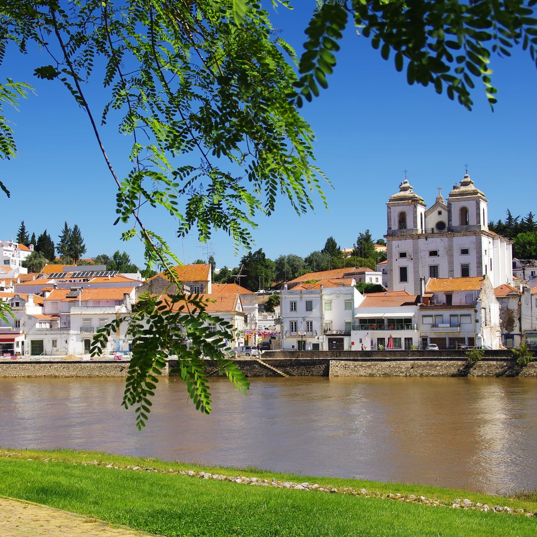 Panorámica de Alcácer do Sal junto al río Sado, Portugal