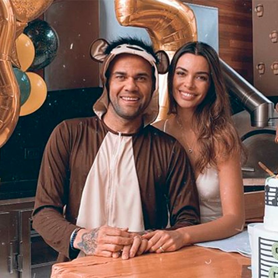 Dani Alves y Joana Sanz celebran el cumpleaños del futbolista con una fiesta ¡de monos!