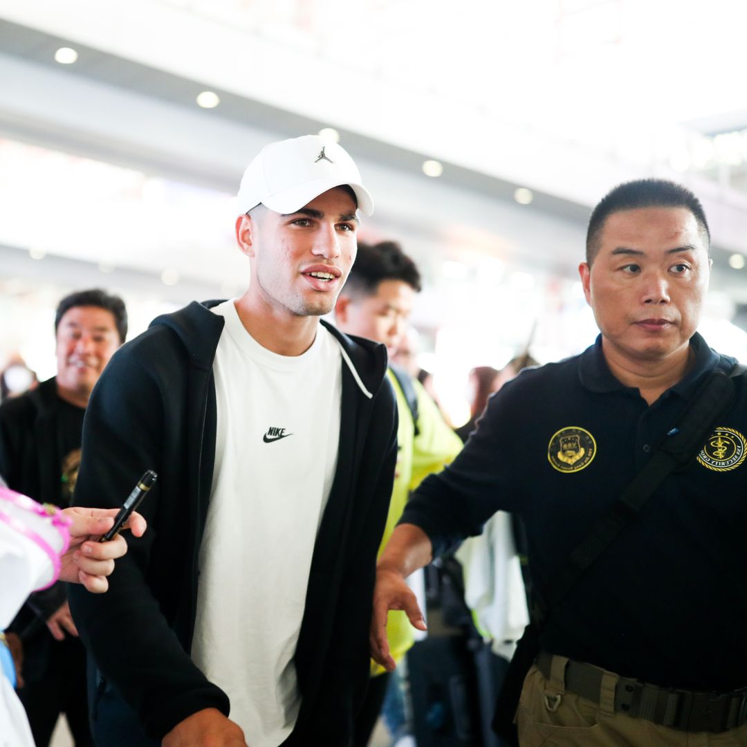 Carlos Alcaraz desata la locura a su llegada a Seúl: el multitudinario recibimiento, en vídeo