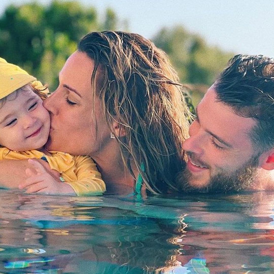 Así de bien se lo pasa Edurne en su primer día de piscina con Yanay... mientras el futuro de David de Gea sigue en el aire