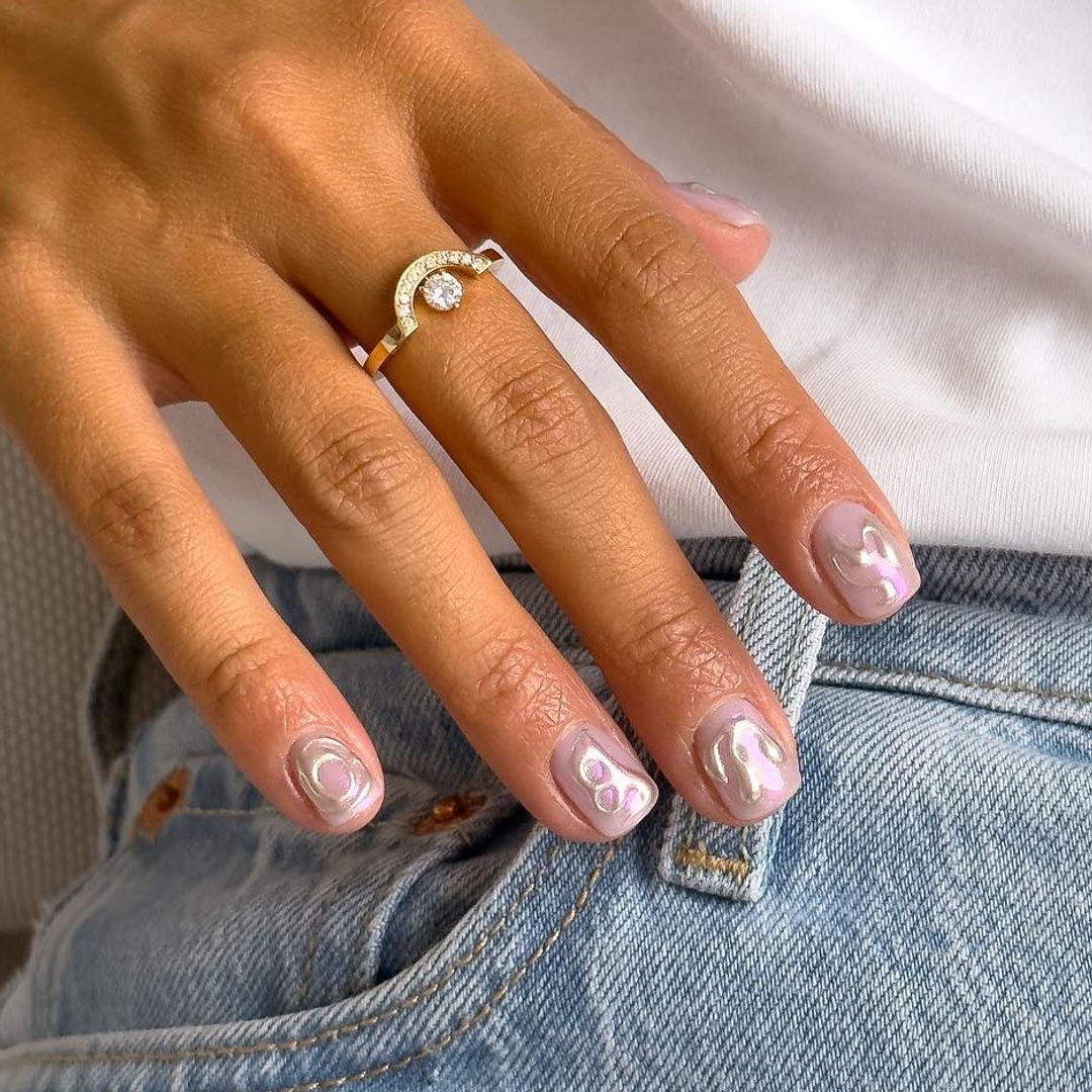Manicuras metalizadas, cromadas o perladas: 12 diseños de uñas que parecen casi joyas